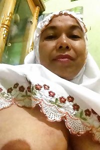 indonesian- tante berjilbab selfi bugil